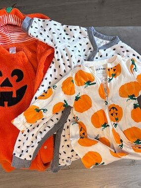 Old Navy Orange & White Pumpkin Print Baby Sleepers Set